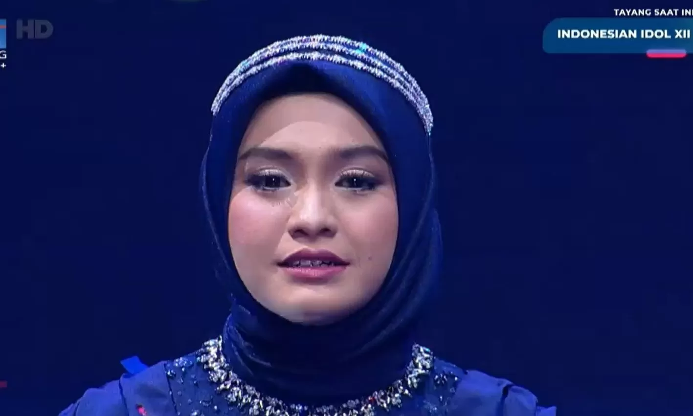Salma mahasiswi ISI Yogyakarta dengan mata berkaca-kaca setelah diumumkan menjadi juara Indonesian Idol 2023 (Foto: Tangkapan Layar Indonesian Idol RCTI)