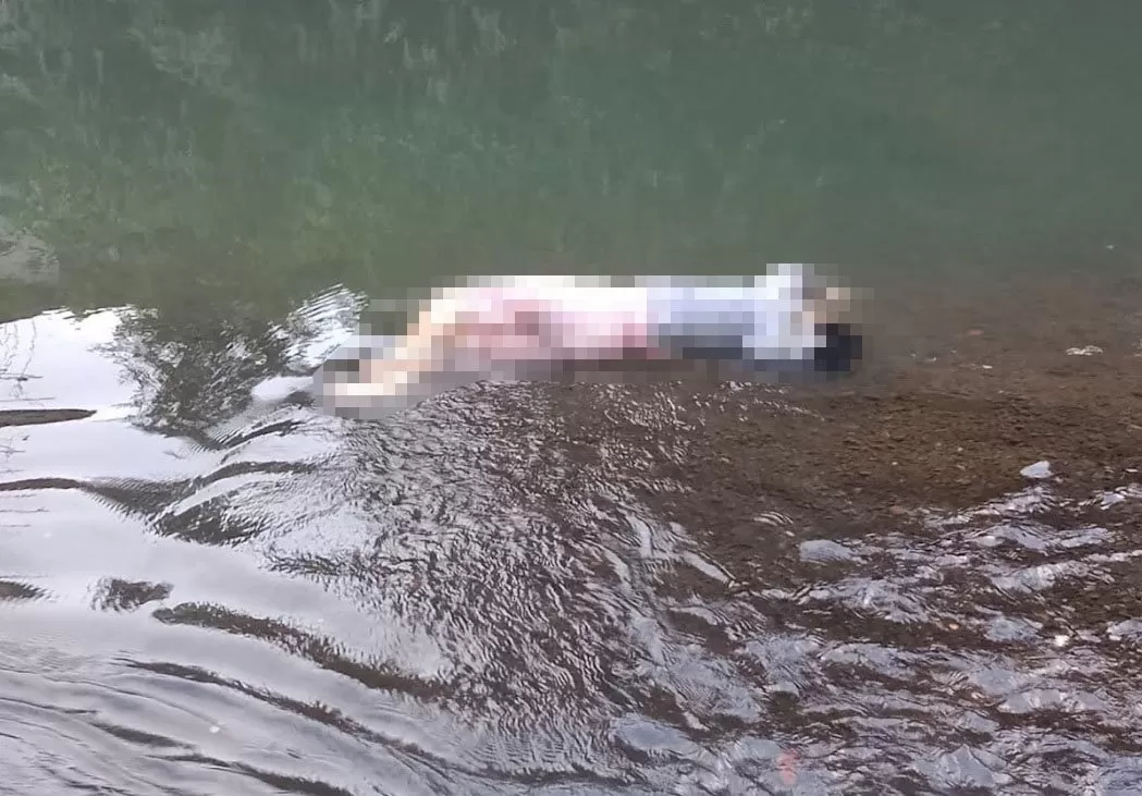 Mayat korban mengapung di Sungai Pelus.