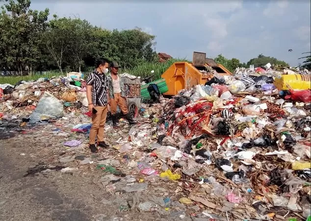 Luberan sampah TPS di Desa Pandeyan Tasikmadu. (Foto: Abdul Alim)