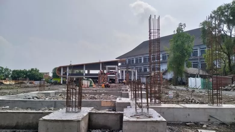 Pekerja sedang melaksanakan pembangunan gedung parkir dan taman plaza tahap II di lingkungan Pemkab Sukoharjo. (Wahyu Imam Ibadi)