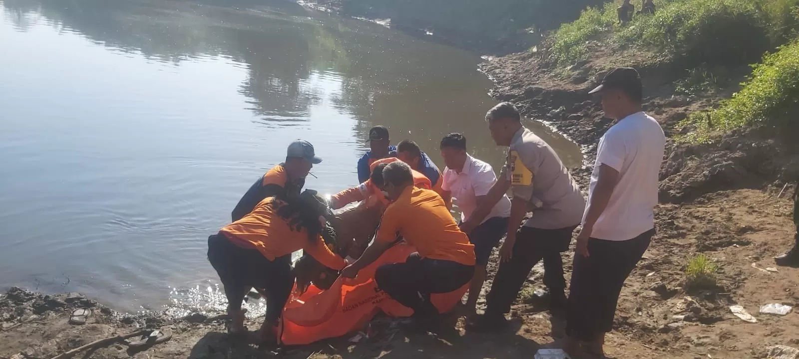 Evakuasi korban laka air Sungai Bengawan Solo. (Foto : Abdul Alim)