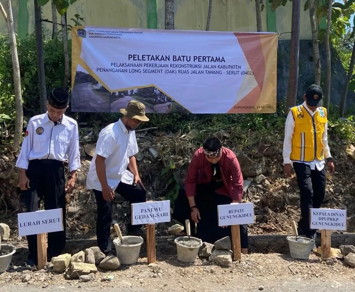 Bupati Gunungkidul lakukan peletakan batu pertama Jl Gunungkidul - Sleman. (Foto : Bambang Purwanto)