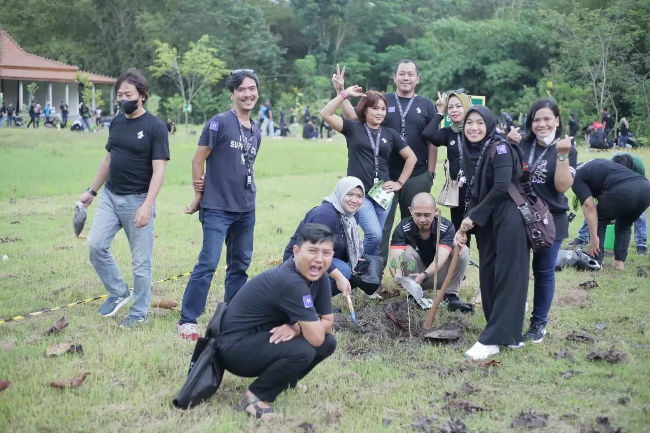    Aksi tanam pohon di area seluas 2.500mÂ² di Kawasan Wisata Candi Banyunibo oleh karyawan AstraZeneca Indonesia.