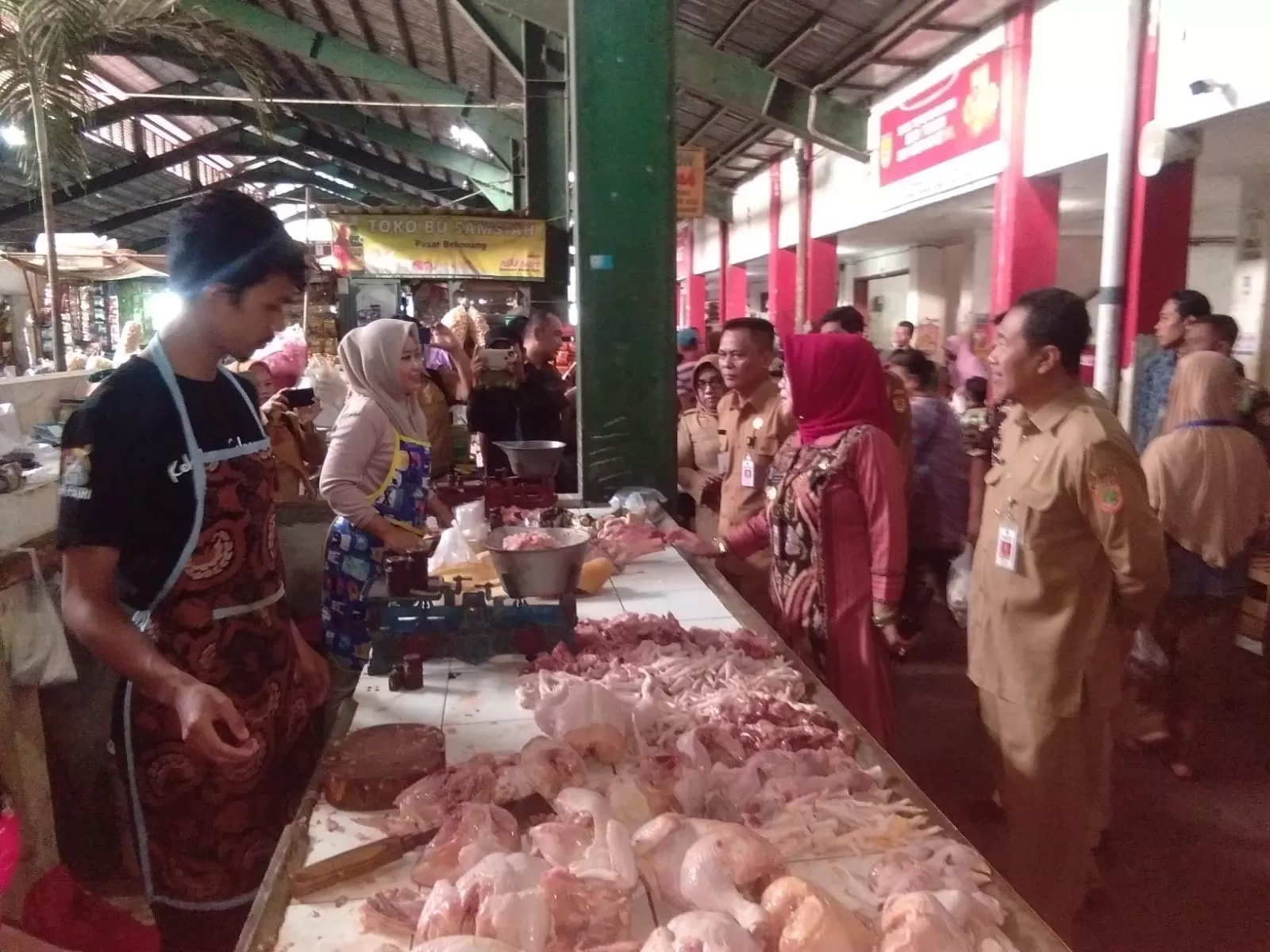 Harga daging ayam pasca Lebaran sampai sekarang masih tinggi. (Foto : Wahyu Imam Ibadi)