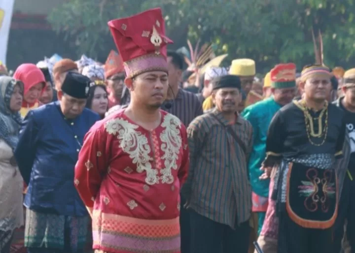 Ribuan ASN, termasuk Bupati Kusdinar Untung Yuni Sukowati mengenakan kostum pakaian adat Nusantara saat Upacara HUT Sragen. (Foto : Said Masykuri)