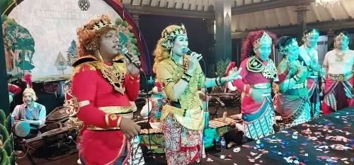 Para pemain Wayang Wisata Istimewa Dinas Pariwisata Kulonprogo tampil di TMII, Jakarta Timur.  (foto: asrul sani)