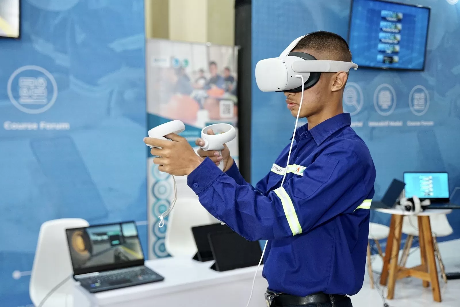 Siswa yang memperagakan pelatihan melalui VR