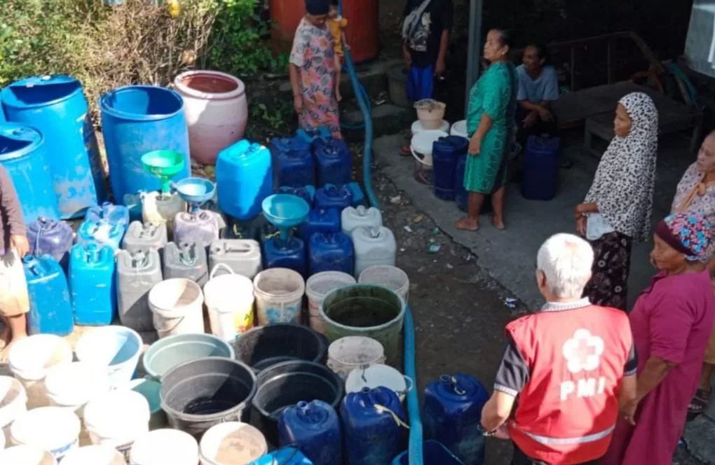 PMI Cilacap droping bantuan air bersih di Desa Bojong Kecamatan Kawunganten Cilacap.