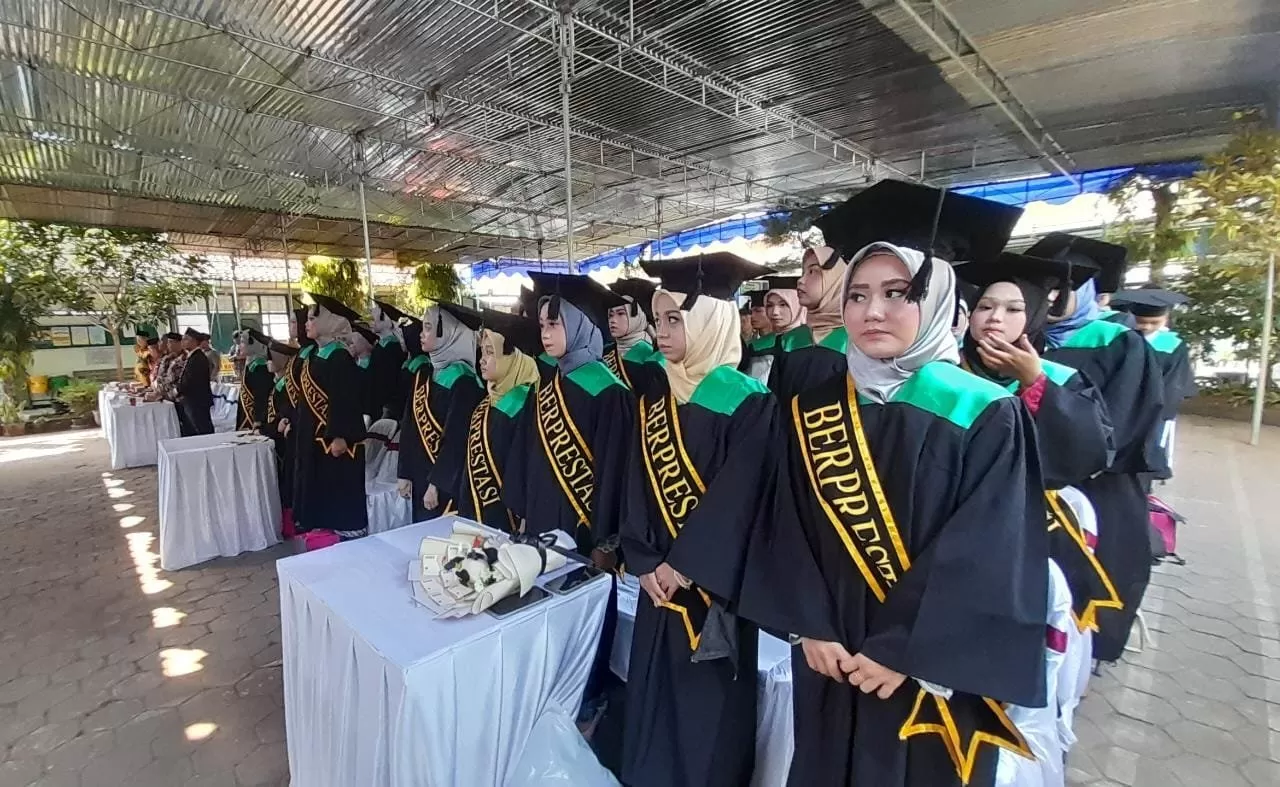 Para lulusan saat mengikuti prosesi wisuda.  (foto: istimewa)