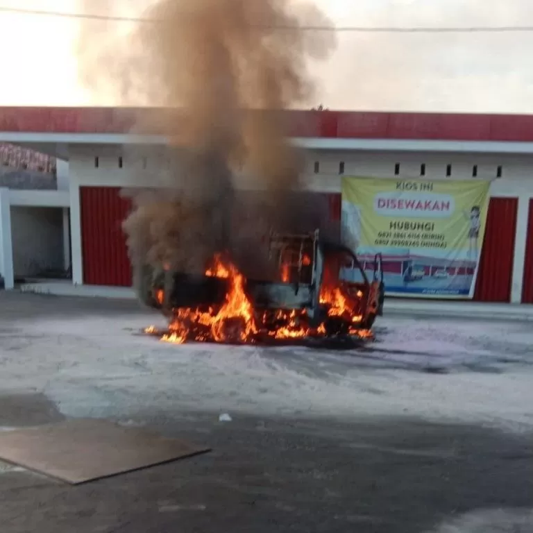  Mobil pick up yang hangus terbakar (Bambang Purwanto)   
