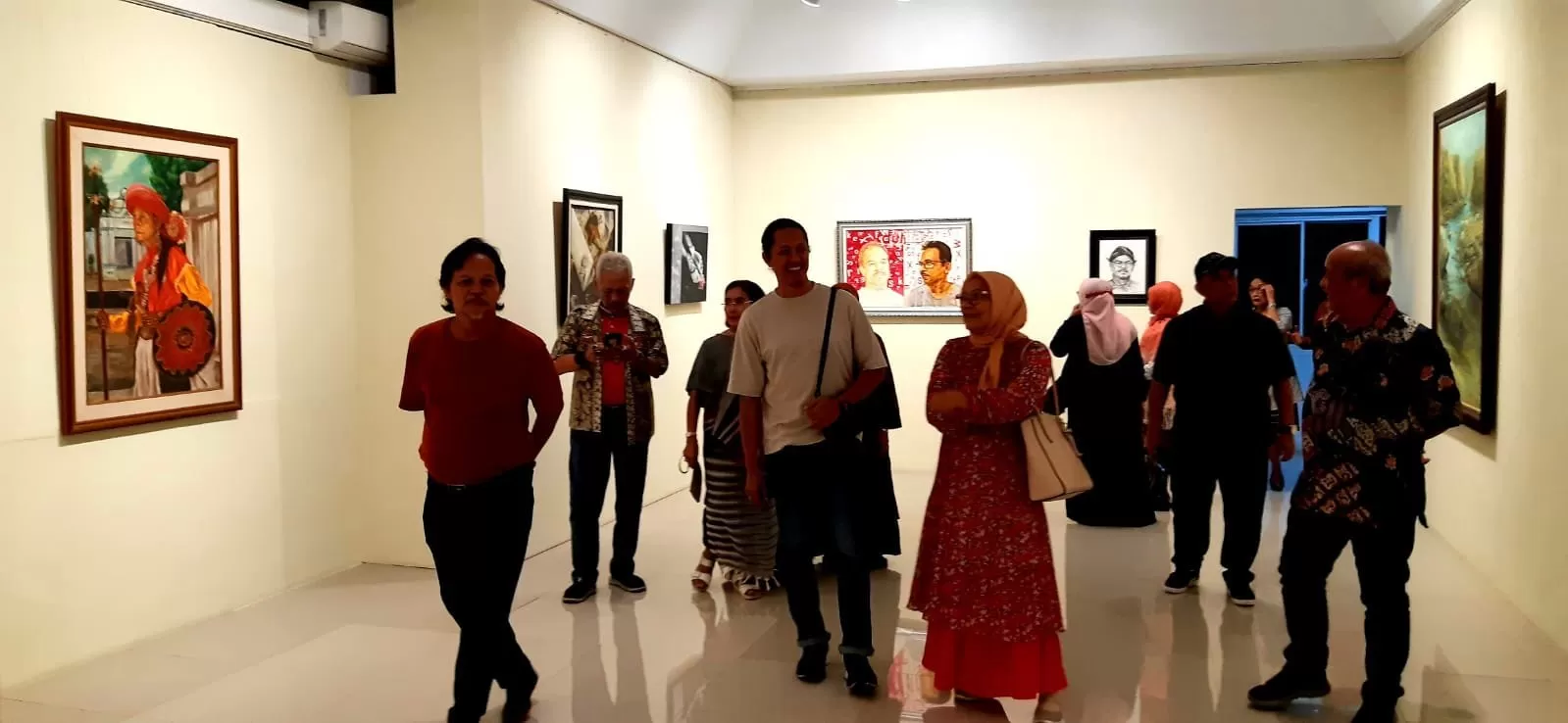 Para alumni 1475 SMAN 14 Jakarta melihat karya seni rupa dipajang di PAS.Â FOTO : Istimewa