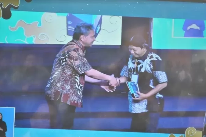 SKH Kedaulatan Rakyat menerima penghargaan dari Kementerian Pendidikan Kebudayaan Riset dan Teknologi kategori Media Cetak Terpuji. (Foto: Franz Boedisukarnanto)