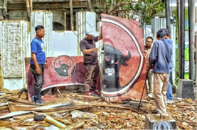 Pembongkaran Posko PDI Perjuangan di Jalan Menteri Supeno Semarang, tepatnya ujung Gapura Kampung Gergaji I Kelurahan Mugassari. (Foto: Chandra AN)