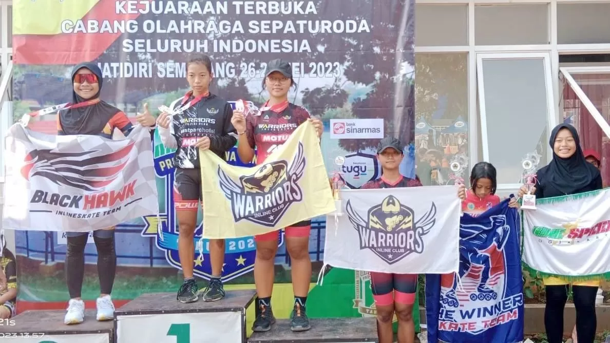 Atlet  Warriors  Inline Club Yogyakarta   saat berada di atas panggung juara (Istimewa) Â  Â 