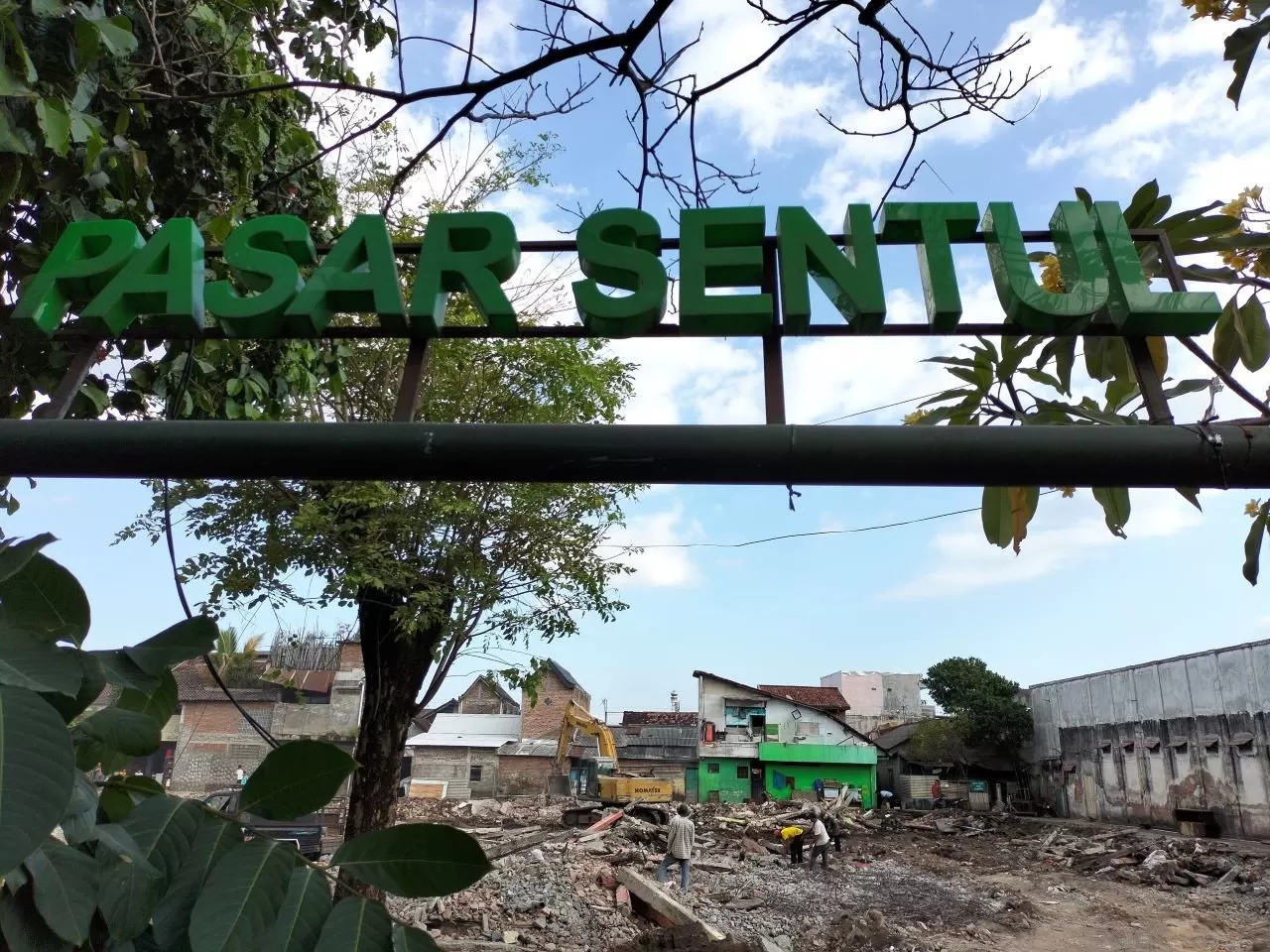  Pembongkaran aset bangunan menggunakan alat berat mengawali Revitalisasi Pasar Sentul Yogyakarta (Fira Nurfiani)