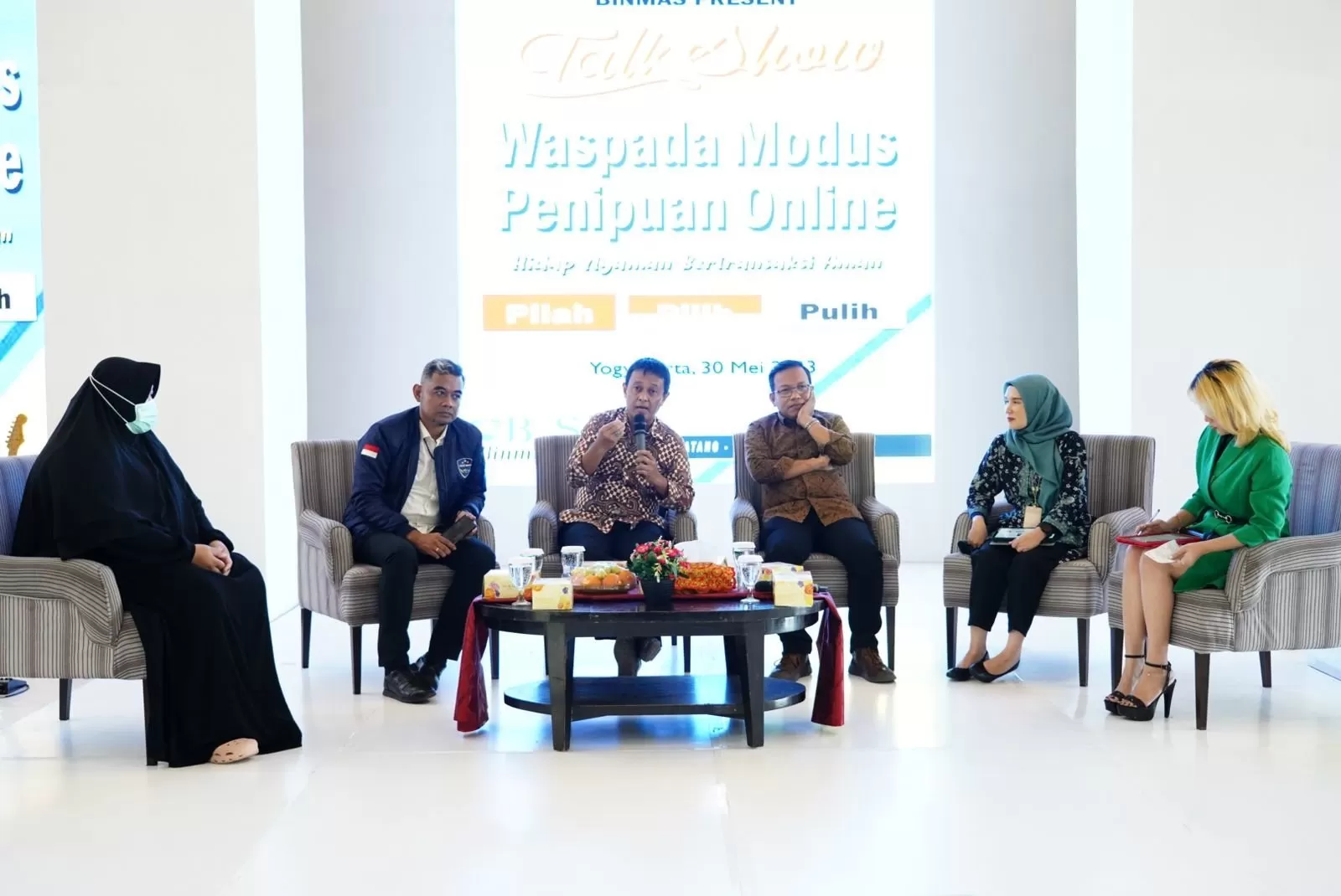 Para narasumber saat menjadi pembicara dalam dialog yang diadakan Ditbinmas Polda DIY di Jogja City Mall, Selasa (30/5/2023).  (foto: istimewa)