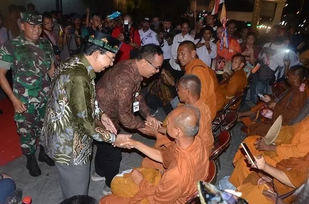 Walikota Magelang, Wakil Walikota Magelang, Komandan Kodim 0705/Magelang saat berjabat tangan dengan Bhikku