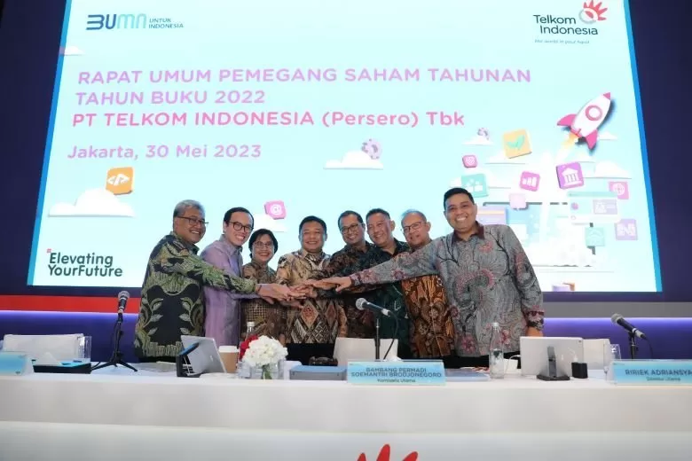 Direksi Telkom berfoto bersama usai penyelenggaraan Rapat Umum Pemegang Saham Tahunan Tahun Buku 2022 di Jakarta, Selasa (30/5) (Dok. Telkom)