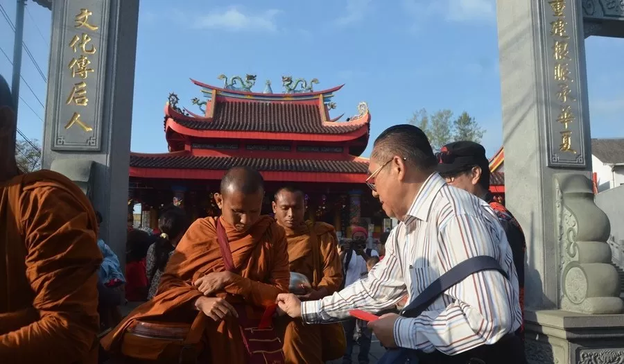 Puluhan Bhikku Laksanakan Prosesi Pindapata. (Foto : Thoha)