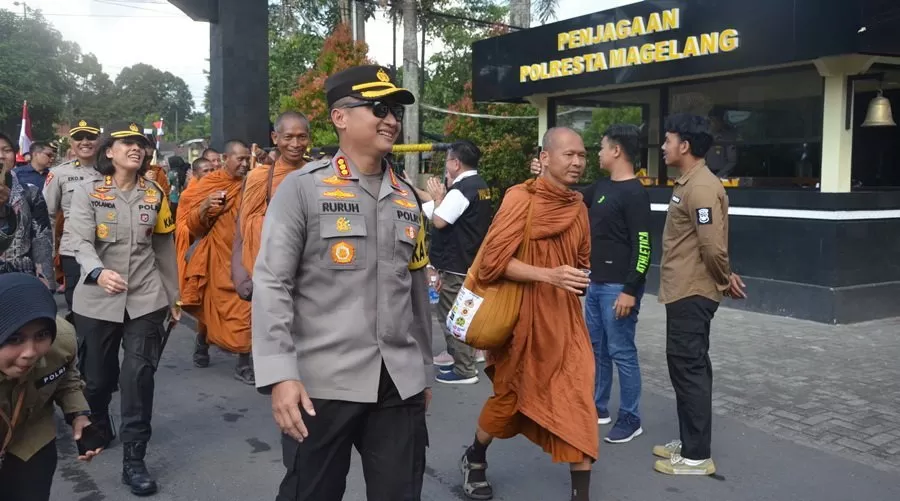 Sebagian Bhikku Thudong saat sampai di Polresta Magelang, Rabu sore. (Foto : Thoha) 