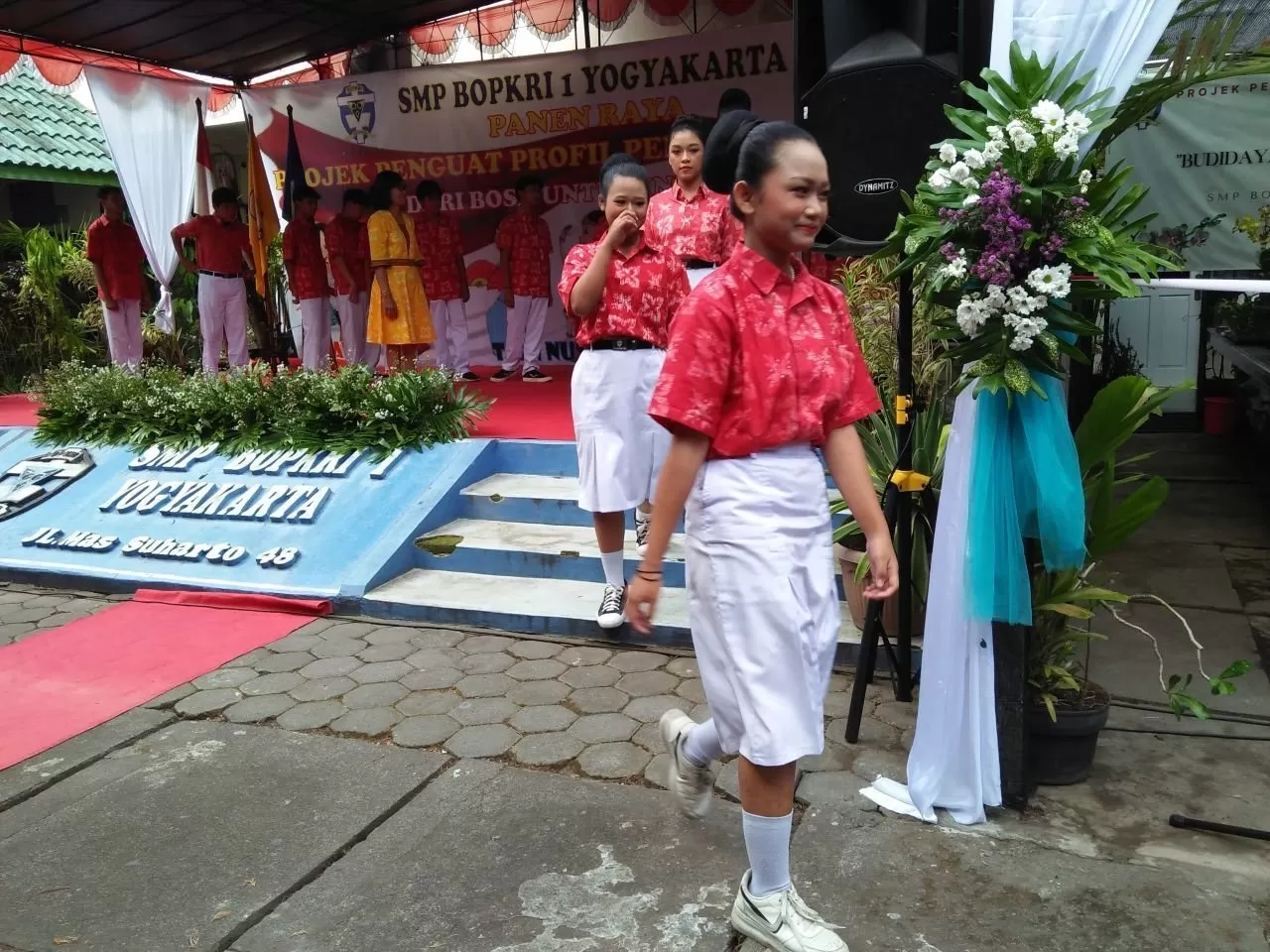 Siswa peragakan seragam batik buatan sendiri (Warisman)
