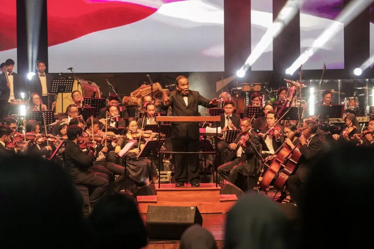  Penampilan memukau Orkestra TBY dan para musisi handal dalam konser kolaborasi lintas generasi Simfoni Nusantara di Concert Hall TBY , Selasa malam (30/5) lalu. (Istimewa)