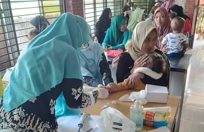 Tim Hepatitis Dinas Kesehatan Kabupaten Demak saat melakukan screening HBsAg pada balita di Puskesmas Wedung 2.