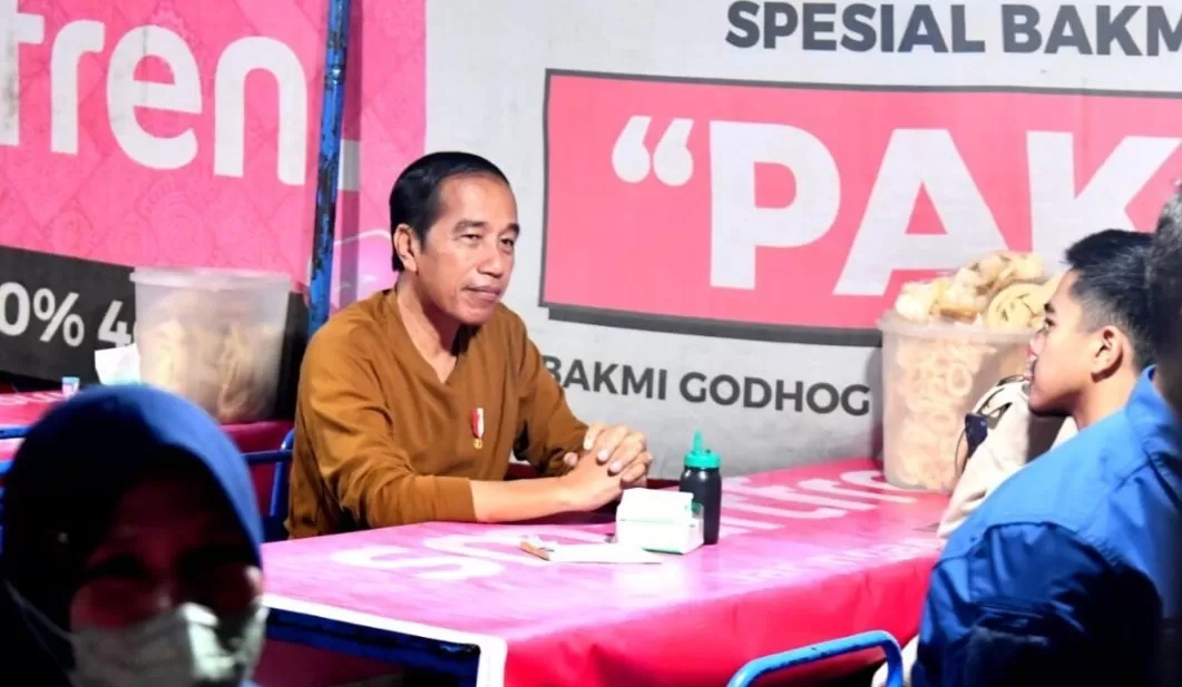 Presiden Joko Widodo menikmati kuliner bakmi legendaris 