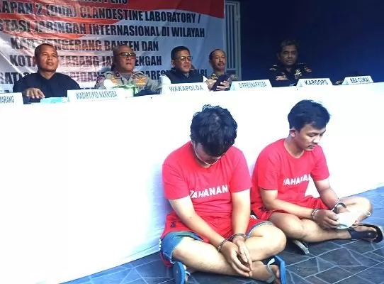 Gelar kasus dipimpin Waka Polda Jateng Brigjen Pol Abioso Senoaji dengan menghadirkan dua tersangka MR dan ARD (foto: Karyono