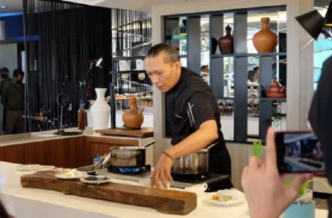 Sebagai Executive Chef di INNSiDE Yogyakarta, Chef Hatta akan mengawasi semua proses pembuatan makanan, termasuk di restoran, jamuan rapat, dan layanan bersantap dalam kamar.
