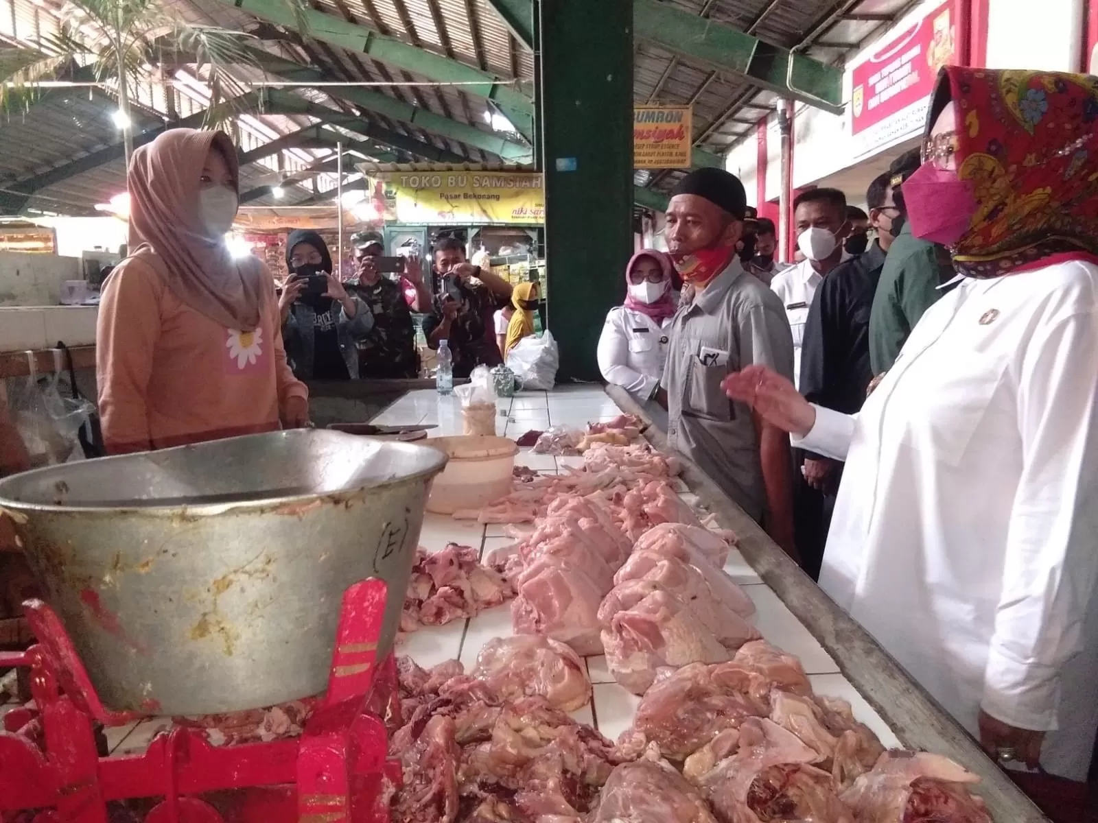 Bupati Sukoharjo Etik Suryani saat memimpin pemantauan harga daging ayam. (Foto : Wahyu Imam Ibadi)