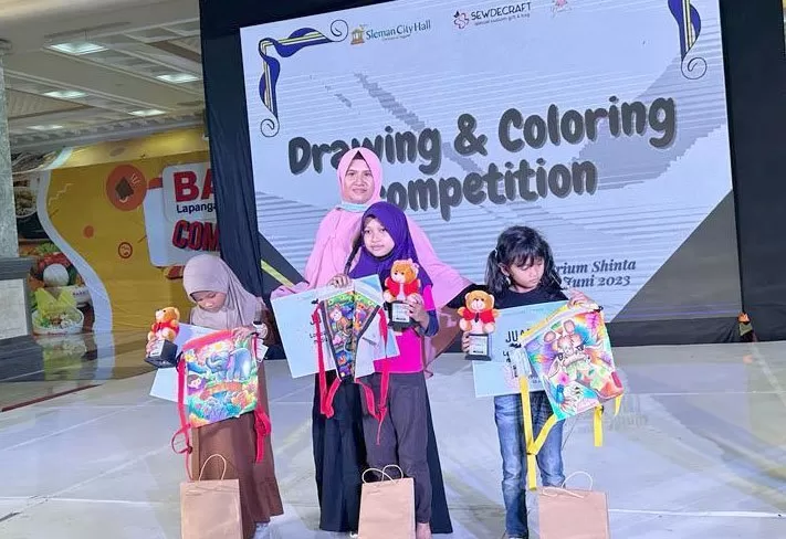  Penanggungjawab lomba ' drawing & coloring competition' Iga Ikhsanti Caesarani bersama para juara lomba mewarnai. KR-Abrar