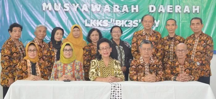  GKR Hemas seusai ditetapkan sebagai Ketum LKKS 'BK3S'DIY foto bersama dengan pengurus lama periode 2018-2023. KR-Abrar