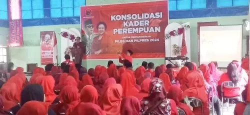 Totok Hedi memberikan orasi politik dalam konsolidasi kader perempuan di Bantul.  (foto: sukro riyadi)