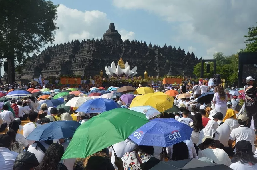 Umat Buddha dari banyak daerah saat mengikuti rangkaian detik-detik Waisak di pelataran barat Candi Borobudur Magelang  (foto: Thoha)