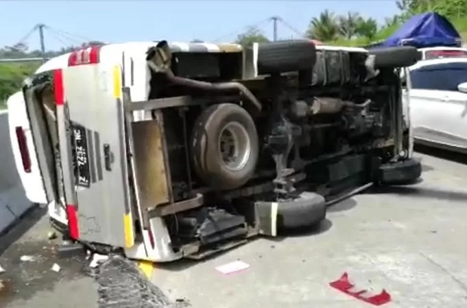 Minibus yang terguling di jalan tol Semarang - Solo. (Istimewa)