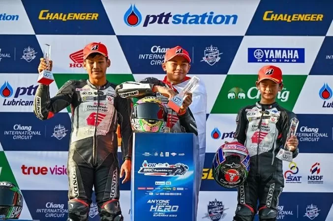 Pembalap binaan AHM Decksa Almer Alfarezel (tengah) berhasil meraih double podium tertinggi pada ajang Thailand Talent Cup (TTC) 2023 seri ketiga yang diselenggarakan di Chang International Circuit, Buriram, Thailand (3-4/6).