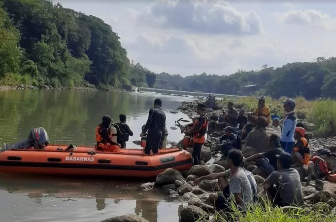  Proses pencarian korban di Sungai Progo. (Foto: Judiman)