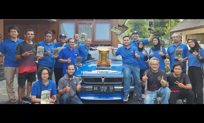 Punggawa  Protect Sport Rally Team  Yogya seusai menjadi juara  umum dalam kejuaraan mobil Kuno Jateng Tour  PPMKI Jateng.