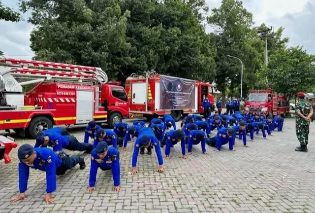 Ilustrasi. Tim damkar Kota Yogya saat pelatihan. (foto: Harminanto)
