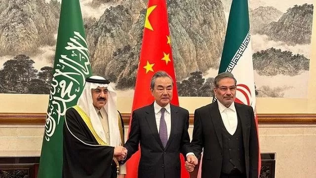 Penasihat Keamanan Nasional Arab Saudi Musaad bin Mohammad Al Aiban, diplomat paling senior China Wang Yi, dan Sekretaris Dewan Keamanan Nasional Tertinggi Iran Ali Shamkhani dalam kesepakatan damai di Beijing, Jumat (10/3/2023). (Dok. Twitter/SPA)
