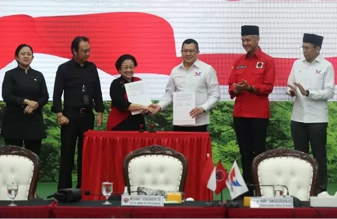 Ketua Umum DPP Partai Perindo Hary Tanoesoedibjo (HT) dan Ketua Umum PDIP Megawati Soekarnoputri  usai menandatangani perjanjian kerjasama dukungan capres Ganjar P.  
