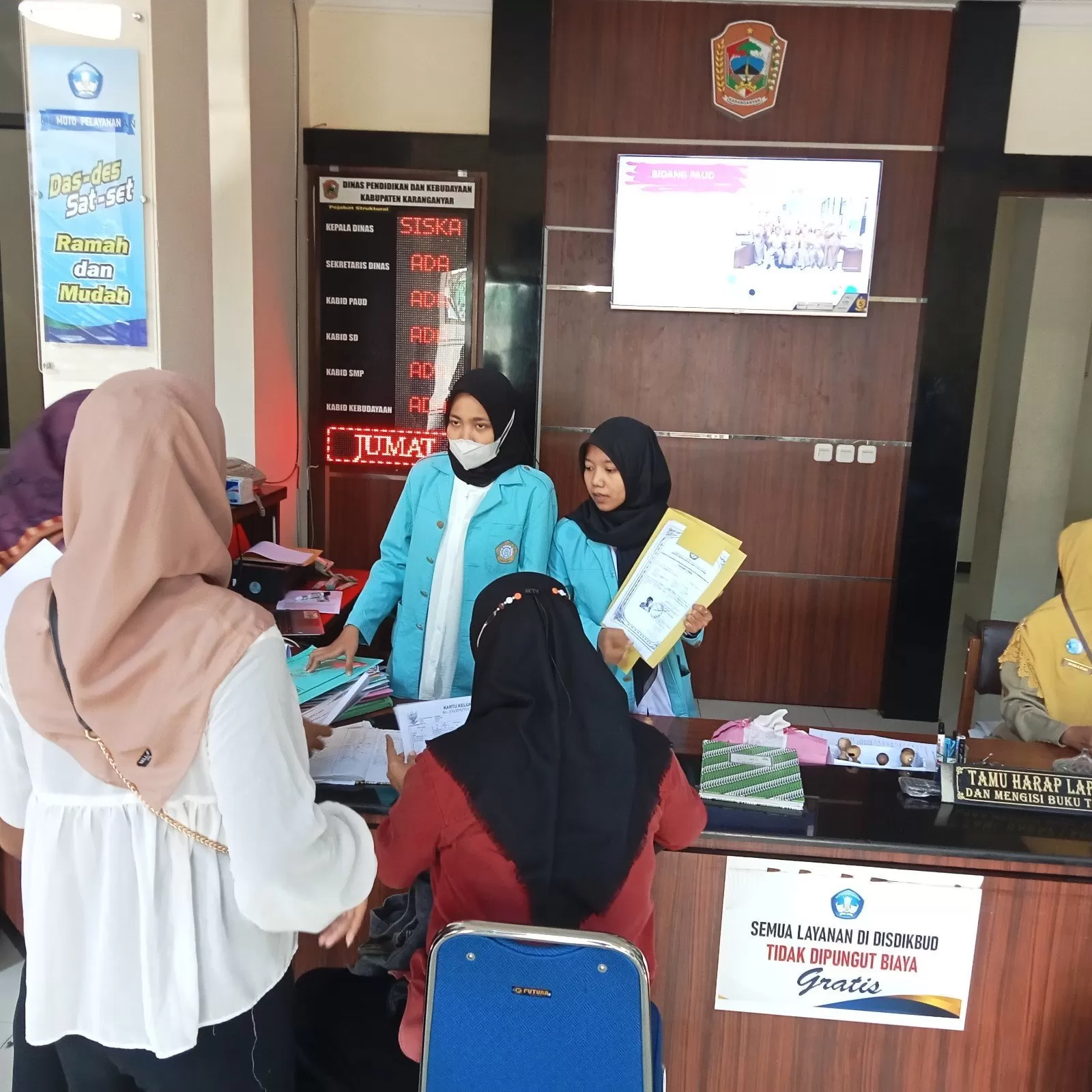 Para orangtua murid mendaftarkan nilai akademik dan non akademik jelang PPDB SMP (Foto : Abdul Alim)