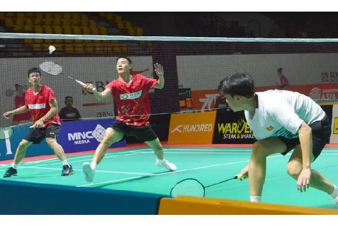  Ganda putra China  Ma/Zhu (merah) saat mengalahkan Van Mai/Van Truong (Vietnam) pada partai kelima BNI Badminton AJC 2023 di Among Raga, Jumat (7/7). (Foto: Abar)