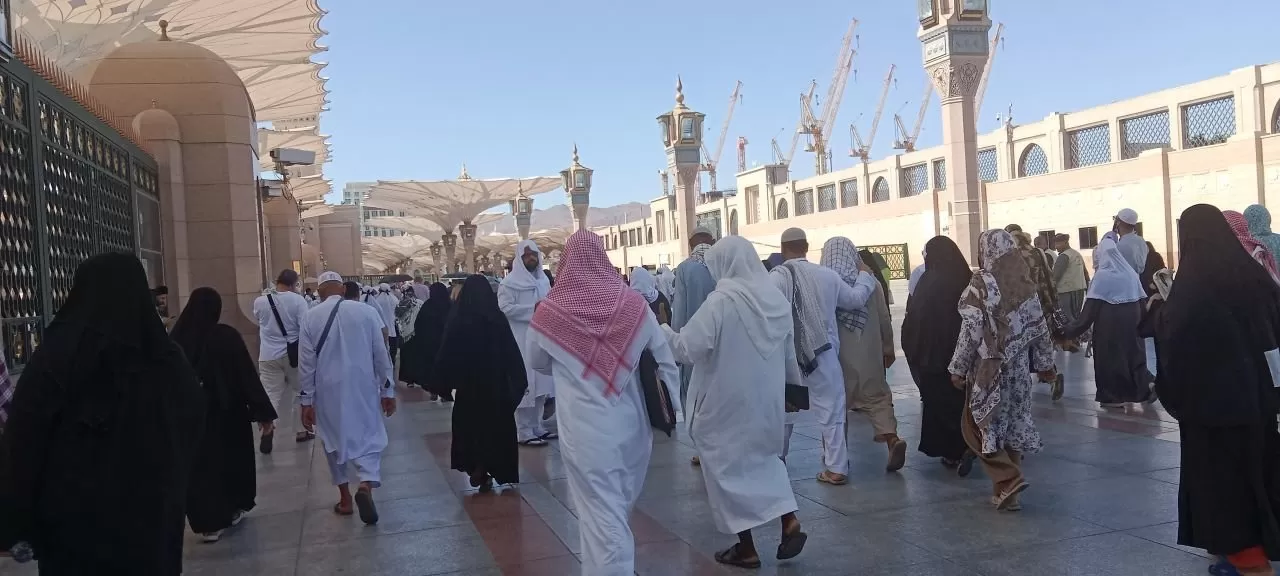 Jamaah Haji menuju Masjid Nabawi untuk menunaikan salat Asar. (Rini Suryati)