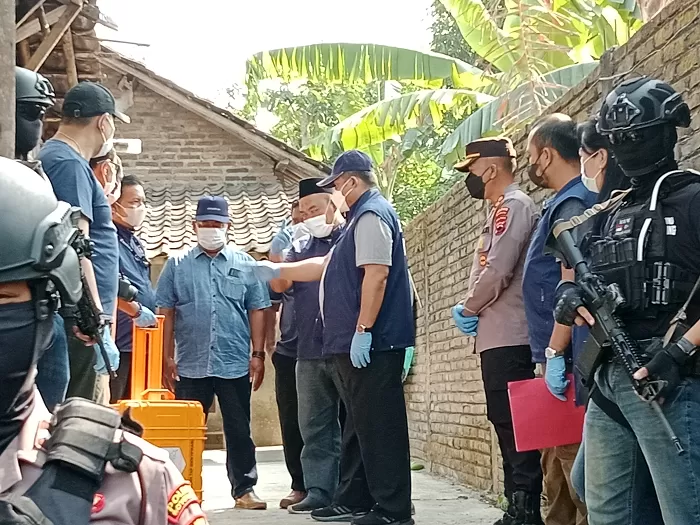Tim Densus 88 Sedang Menggeledah Rumah S yang Berada di Dukuh Sanggrahan, Desa Trayu, Banyudono, Boyolali.  KR - Mulyawan.