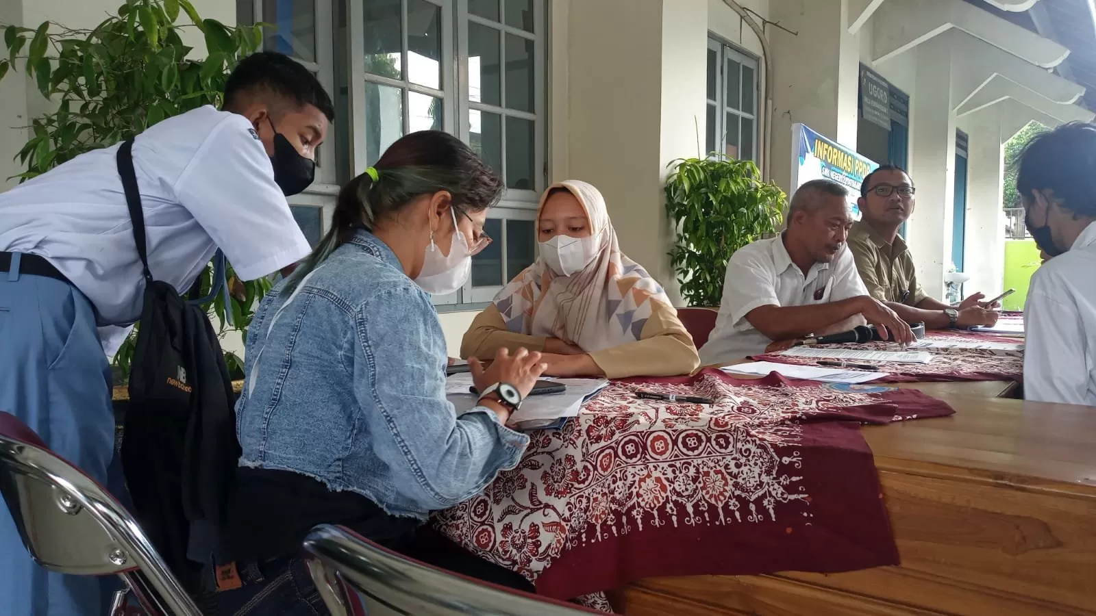 Tim SMKN 2 Yogya membantu proses PPDB online. (Foto: Alda)