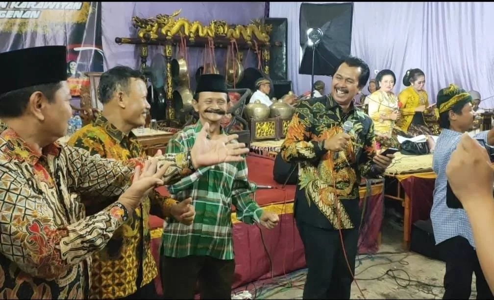 Wakil Ketua Komisi C DPRD Provinsi Jateng, Sriyanto Saputro (pegang mic) berjoget bersama warga dengan iringan musik karawitan Sragenan (foto: said masykuri)