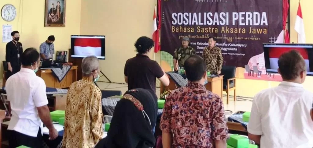 Novida Kartika Hadhi (kanan depan) Sosialisasi Perda Bahasa Sastra Aksara Jawa di Pengasih. KRJogja.com-Asrul Sani