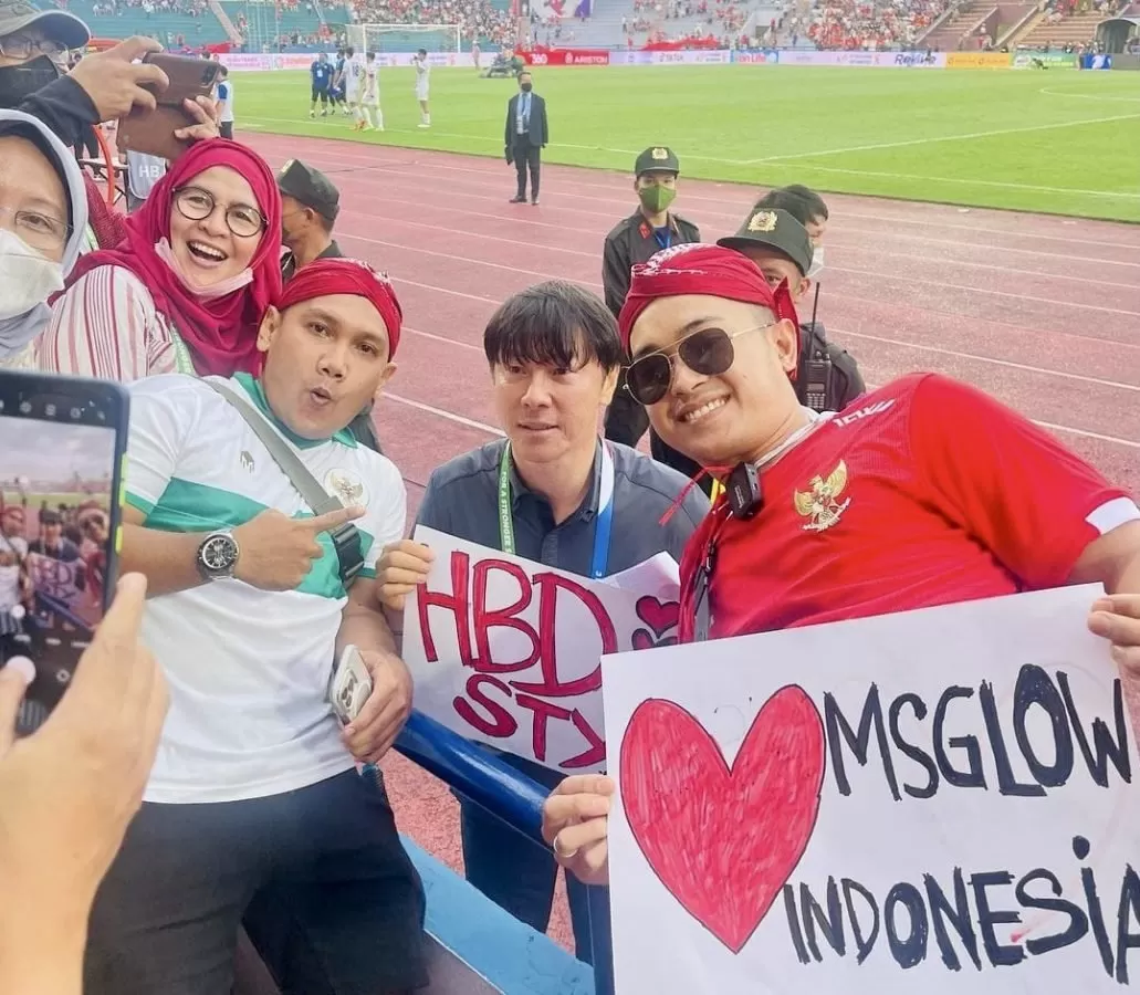 Shin Tae Yong berfoto bersama suporter timnas Indonesia usai menang lawan Filipina.